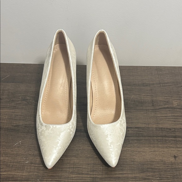 Shoes - Elegant White Women's Pumps